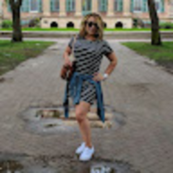 Meet your Posher, Gloriane - Picture 1 of 1